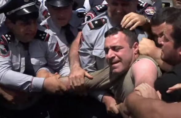 В Тигранашене подвергли приводу Герасима Варданяна (видео)